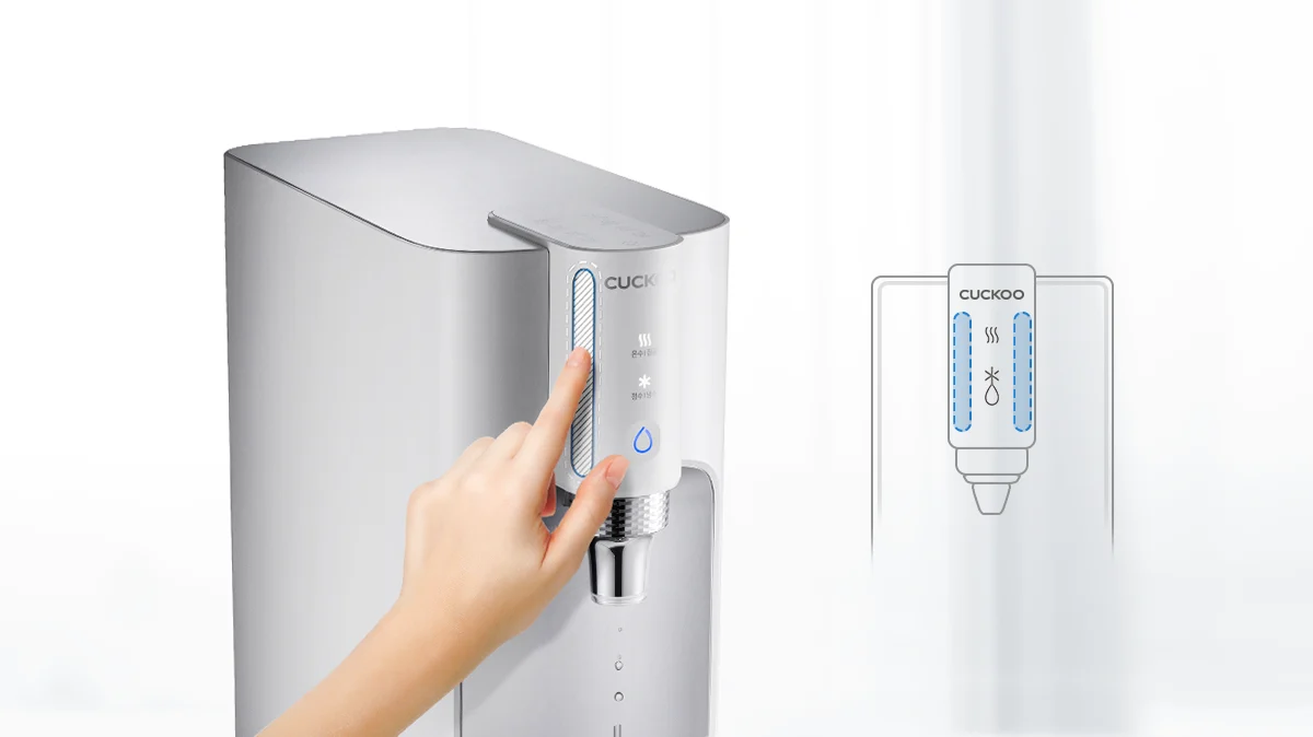 CUCKOO TN100 净水器,一只手正在触摸机身顶部的触控面板。(CP-TN100)