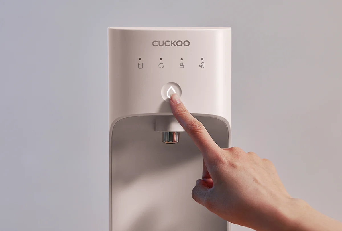 手指按下 CUCKOO NANO+ Signature 净水器发光操作键的特写。（CP-AKN011）