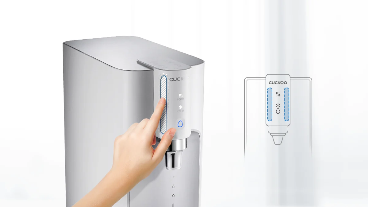 CUCKOO TN102 净水器，一只手触碰操作面板，旁边附示意图。（cp-tn102）