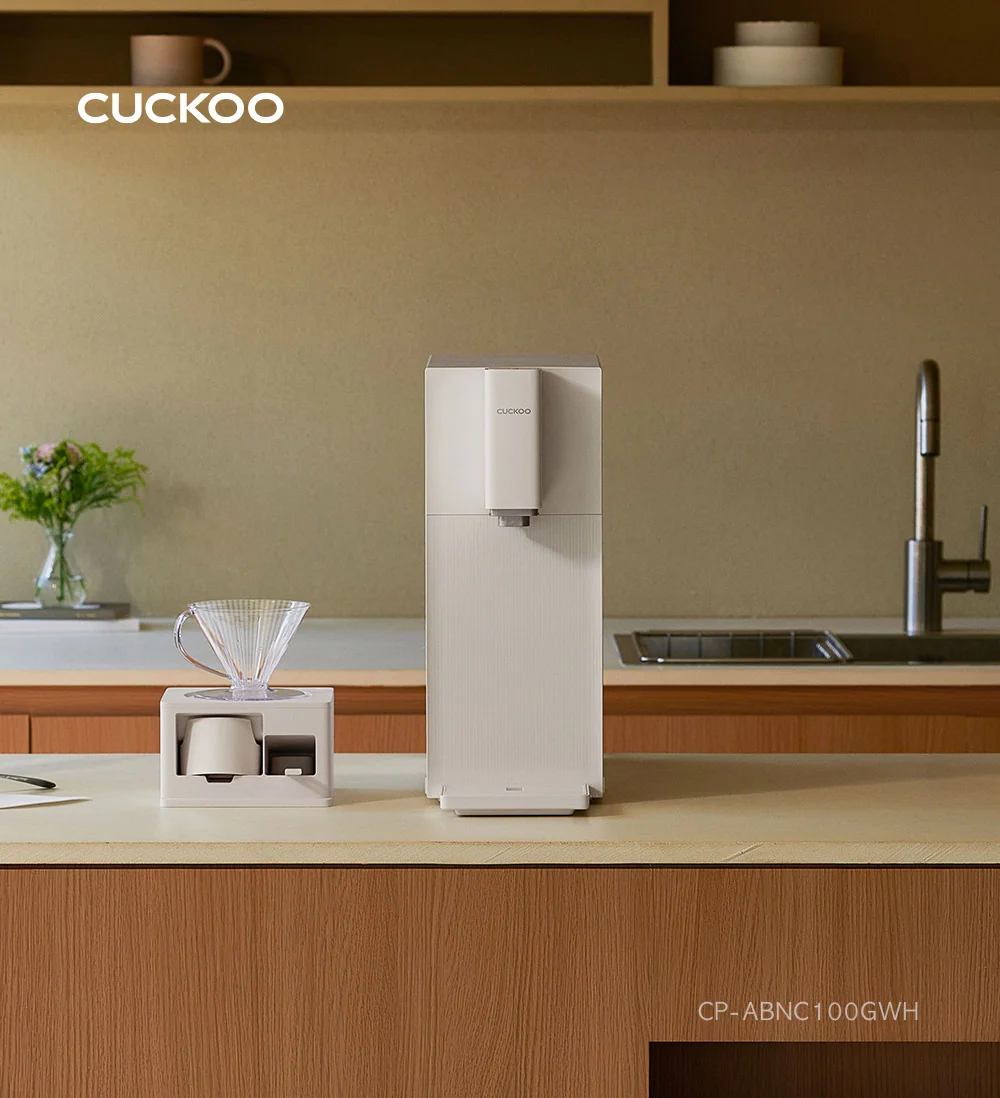 厨房台面上的 Steam 100 Barista 净水器与咖啡角,配文:终于,完美的家庭咖啡馆就此成形。(cp-abnc100)